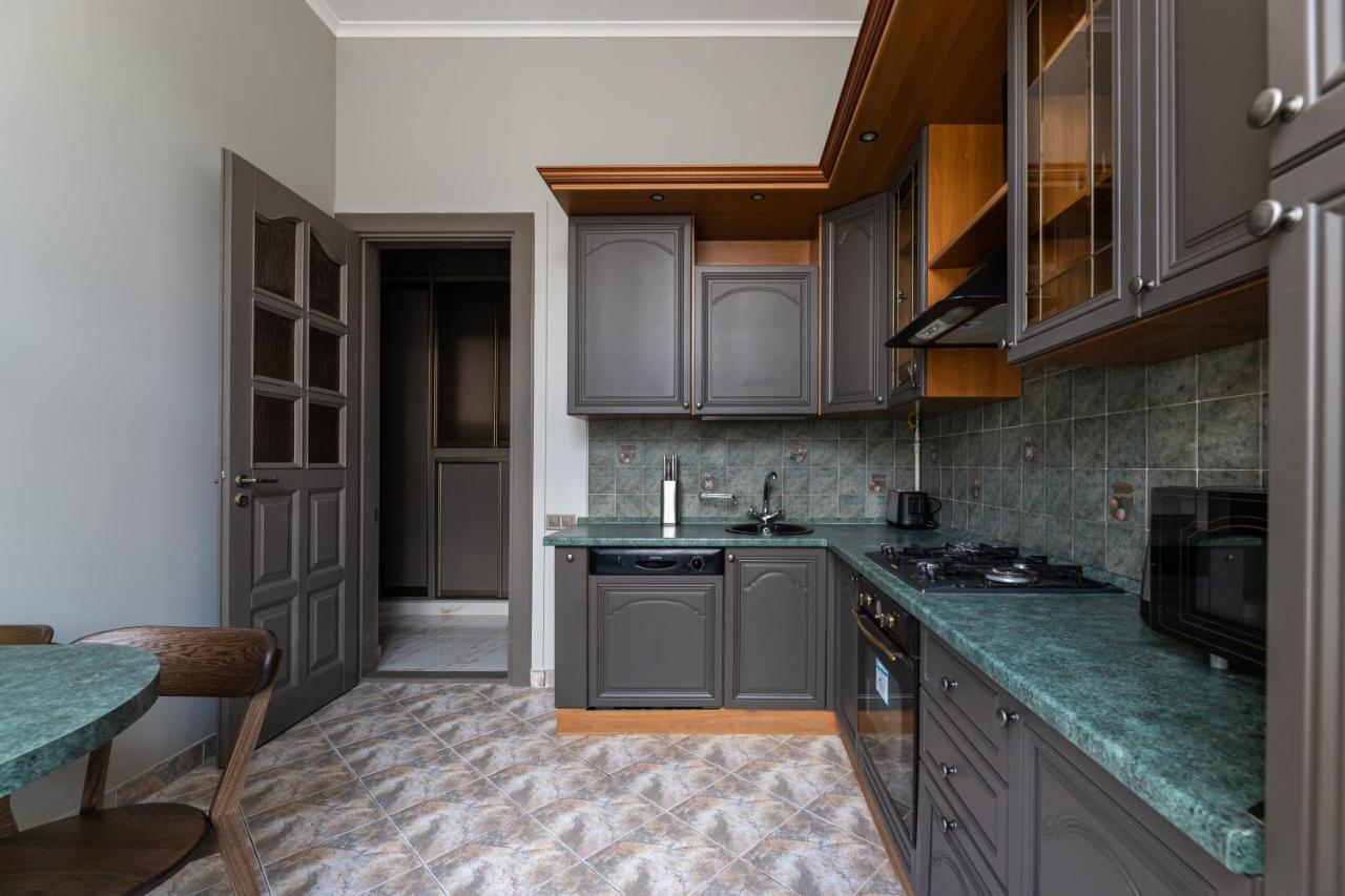 3 Room Apartments On Galytska Lviv Exterior photo